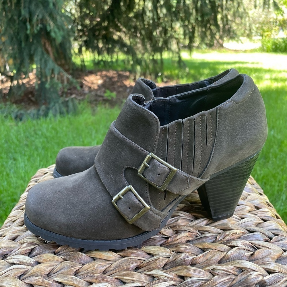 Very Cherry Taupe Suede Double Buckle Ankle Booties Sz 8.5 Block Heel Moto Style - Picture 4 of 8